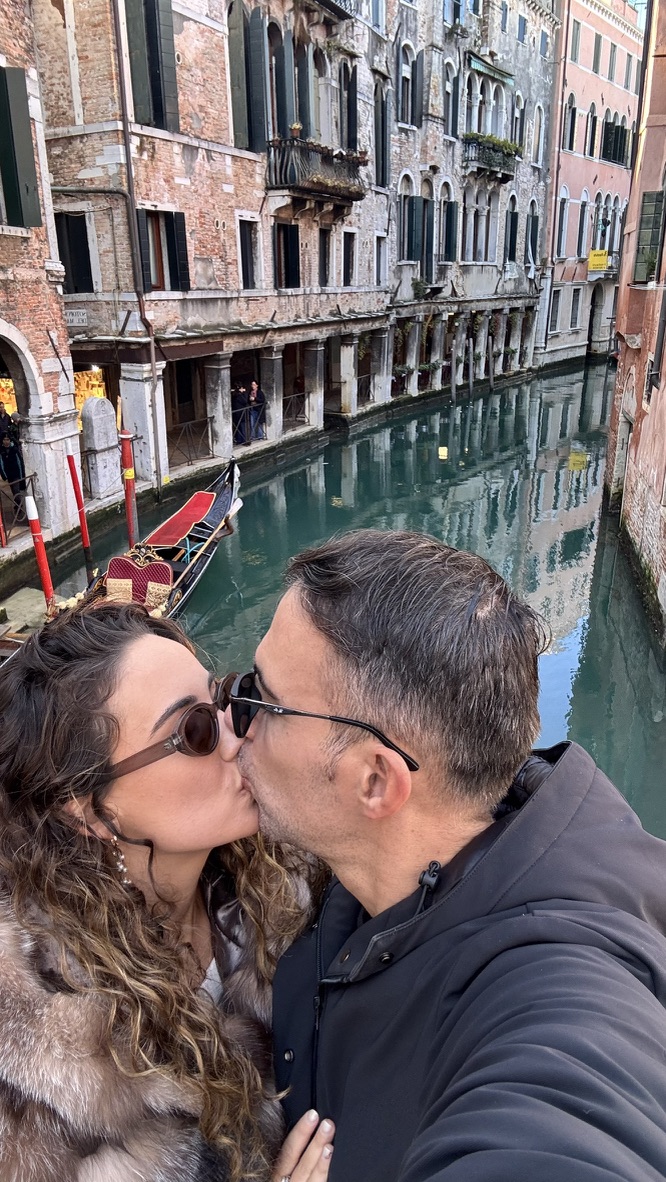 Kisses over the canals